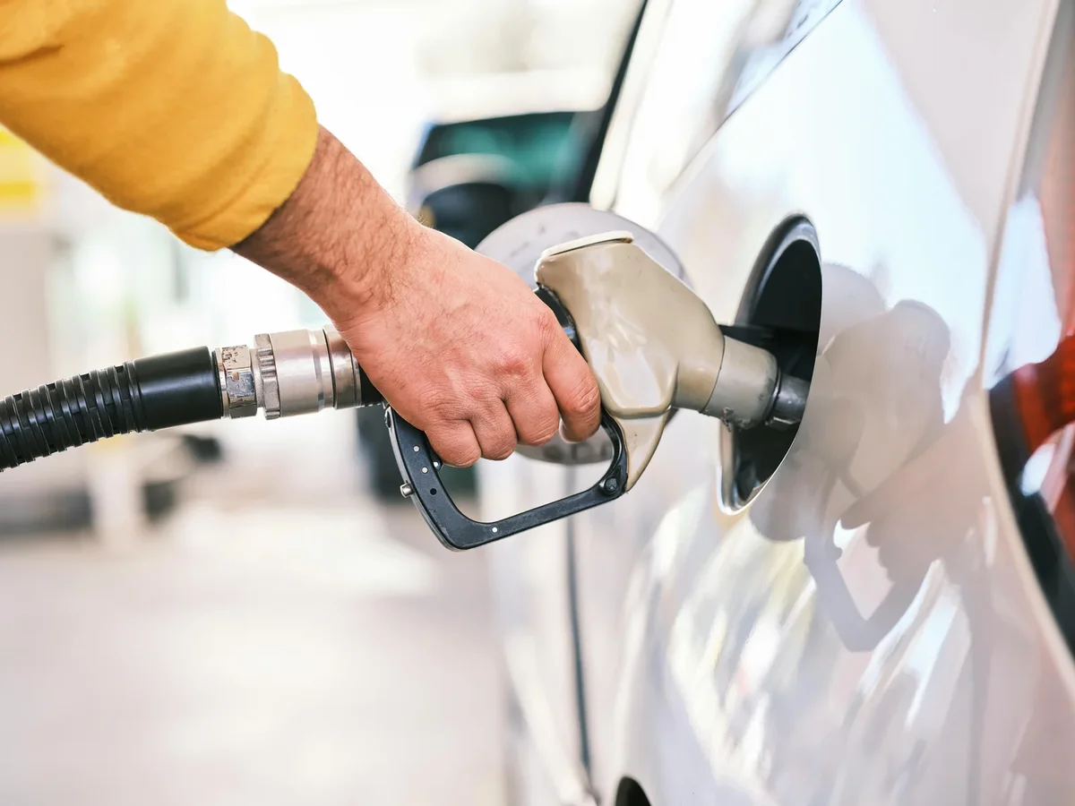 Remplissage du réservoir de liquide Additif d'une voiture