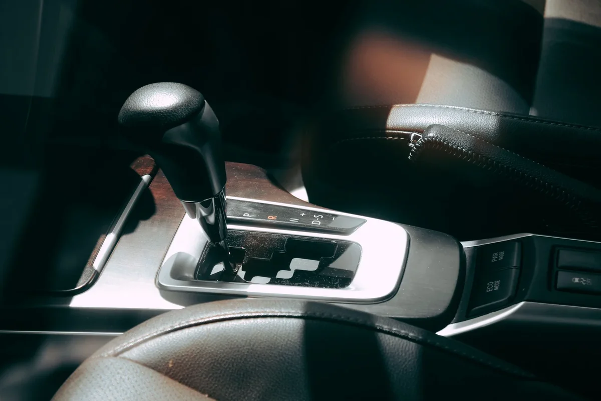 Voiture avec transmission automatique en vue latérale sur route urbaine